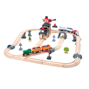 हैप क्रेन और कार्गो ट्रेन सेट | चुंबकीय क्रेन के साथ लकड़ी के रेलवे खिलौना सेट, बटन संचालित लोडर और एडजस्टेबल रेल सिग्नल